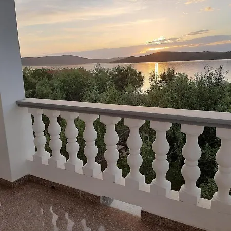 Apartman Family House Rebeka Ugljan