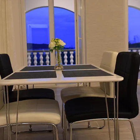 Apartman Family House Rebeka *
