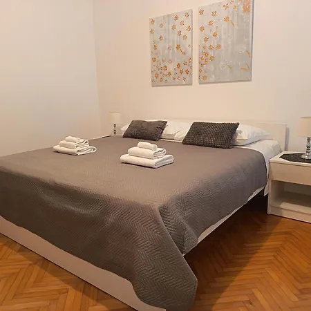 Family House Rebeka דירה אוגייאן