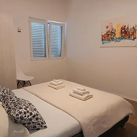 Family House Rebeka דירה